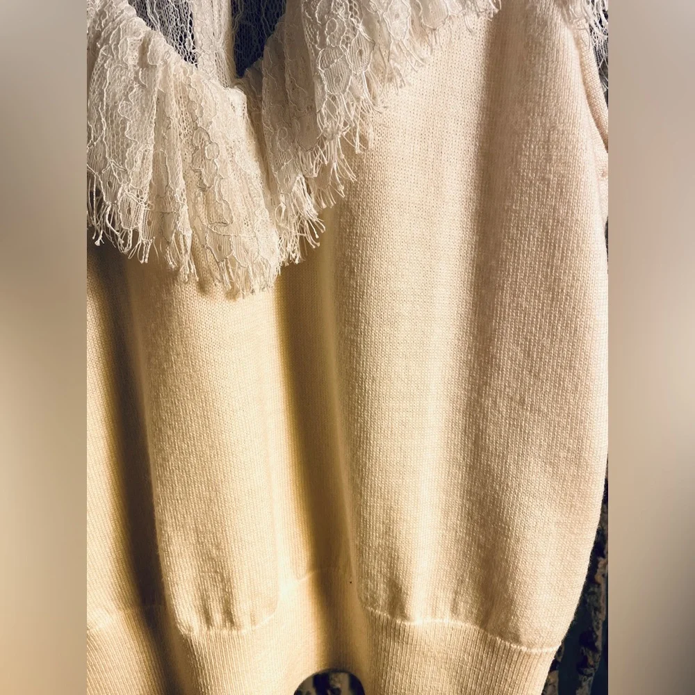 Alice + Olivia Turtleneck - Lace Trim Embellishment
Short Sleeve - Women’s XS - Picture 7 of 10